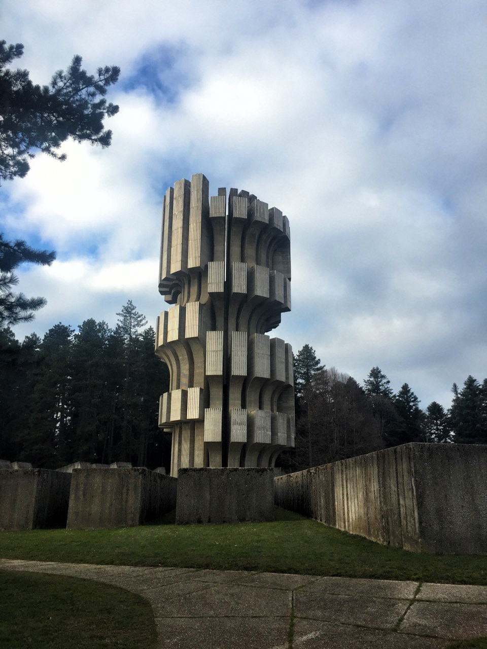 Denkmäler der Revolution aus dem ehemaligen Jugoslavien, am Beispiel von Bosnien und Herzegovina